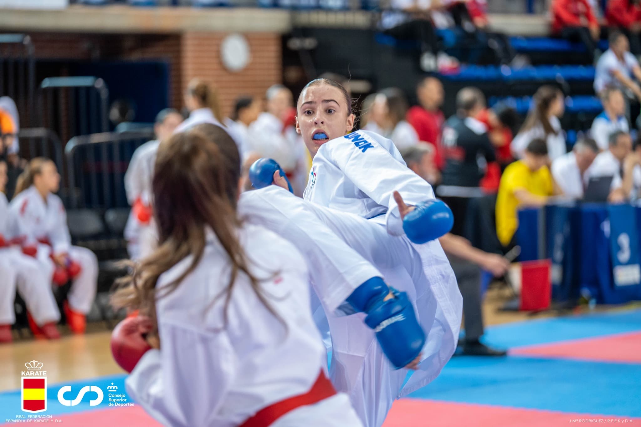 Competidora de karate ejecutando una técnica en combate